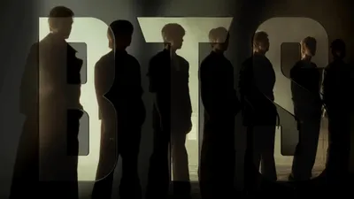 grupo BTS em pé no fundo da foto com o nome BTS na frente deles
