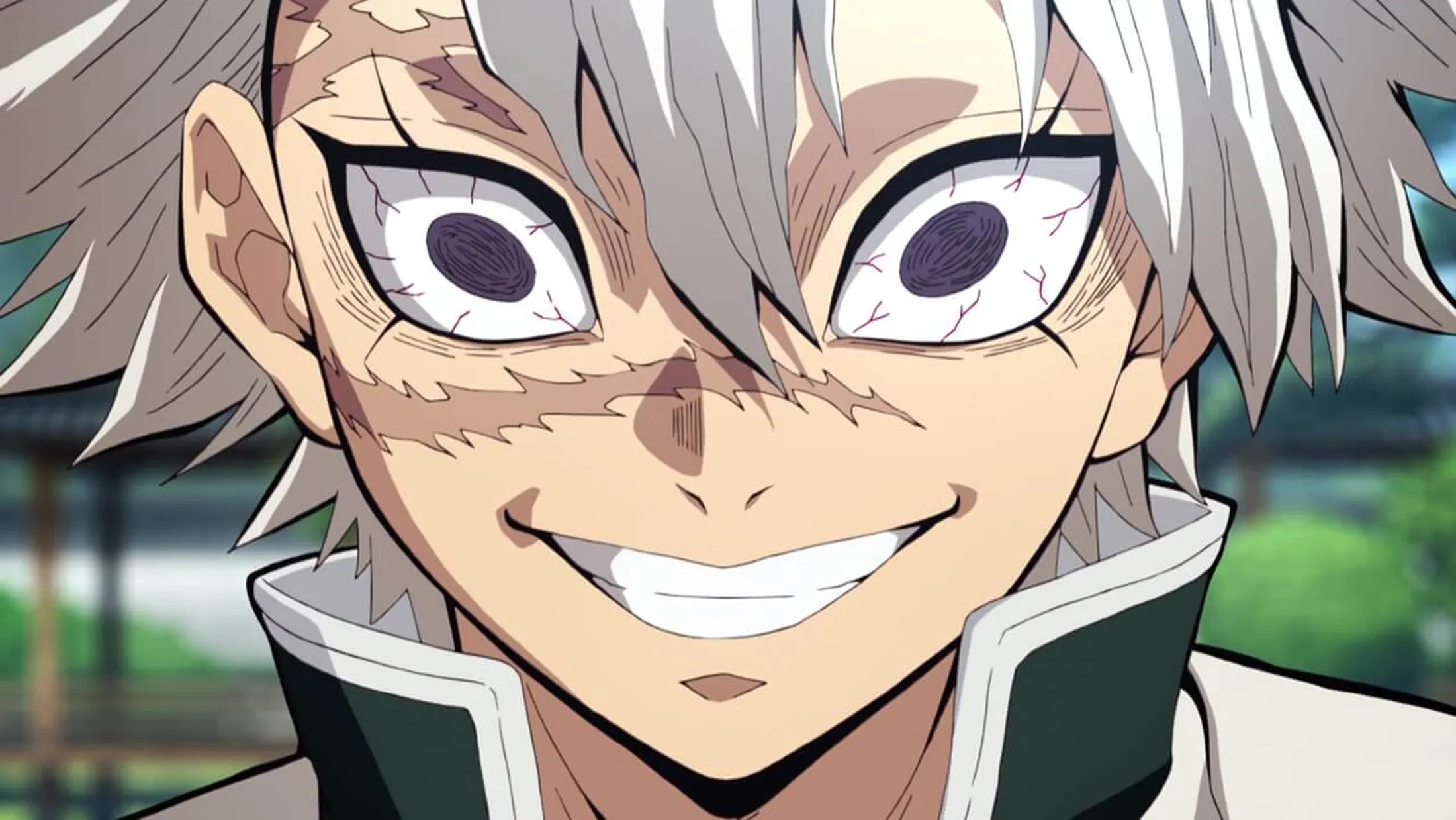 Sanemi dando um sorriso agressivo