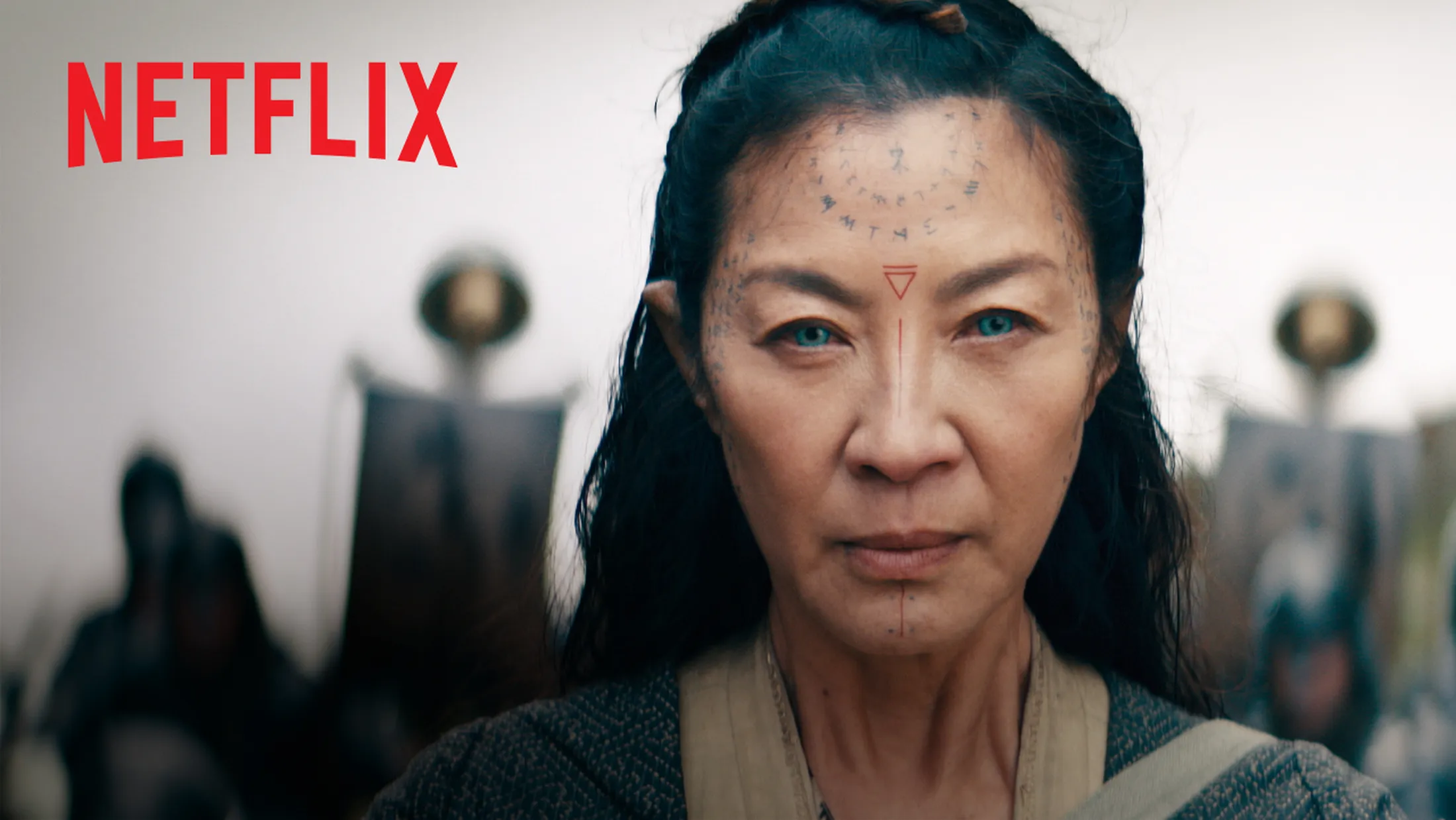 Scian, interpretada por Michelle Yeoh, em The Witcher A origem que estreia no dia 25 de dezembro na Netflix.