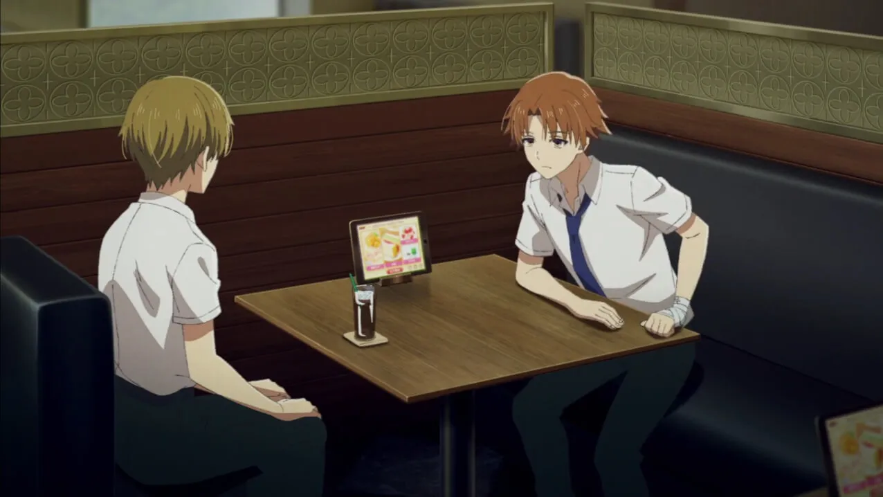 Ayanokoji e Hirata sentados de frente um para o outro conversando