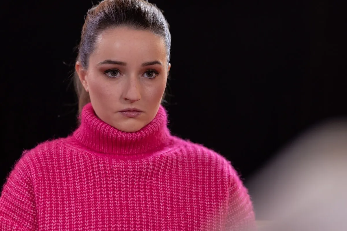 Kaitlyn Dever como Belle em Vinagre de Maçã