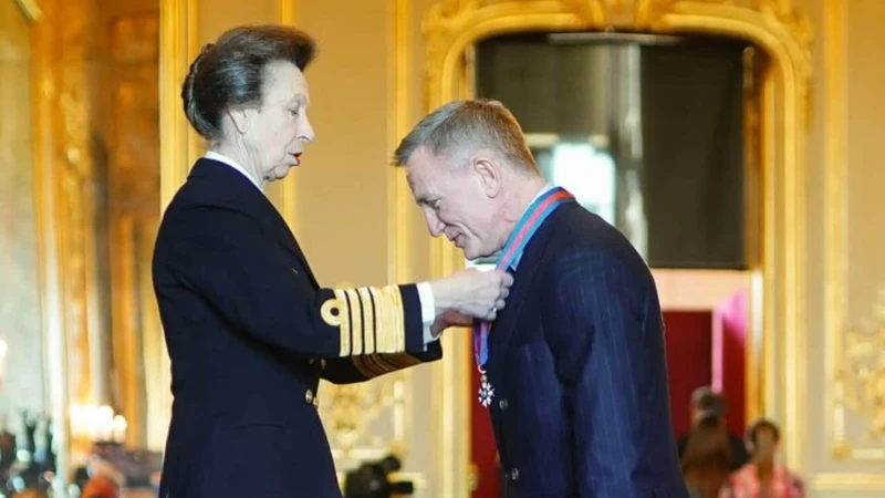 Princesa Anne e Daniel Craig no Castelo de Windsor (Foto: Reprodução / Twitter)