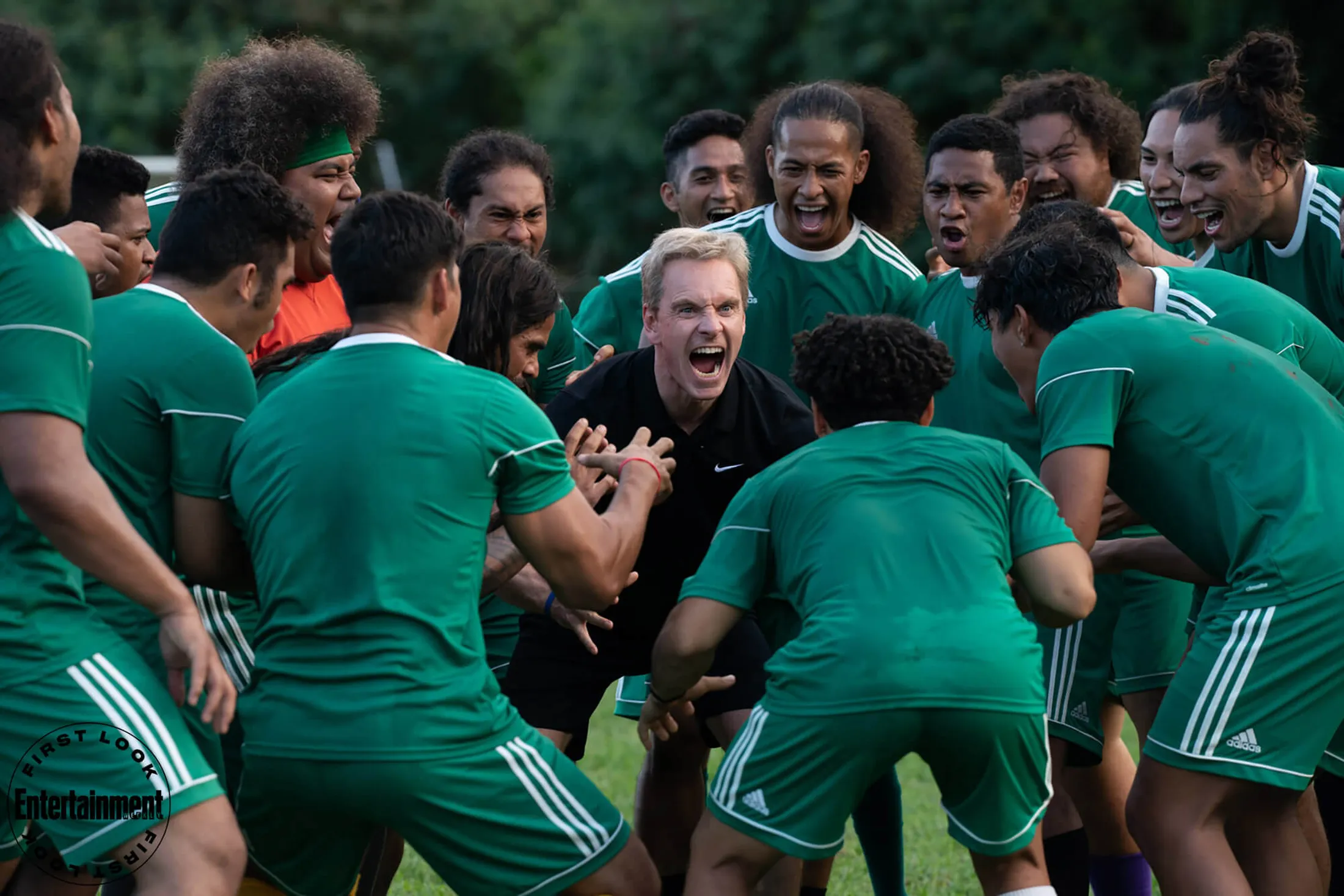 Michael Fassbender como Thomas Rongen em Next Goal Wins. Foto: Divulgação