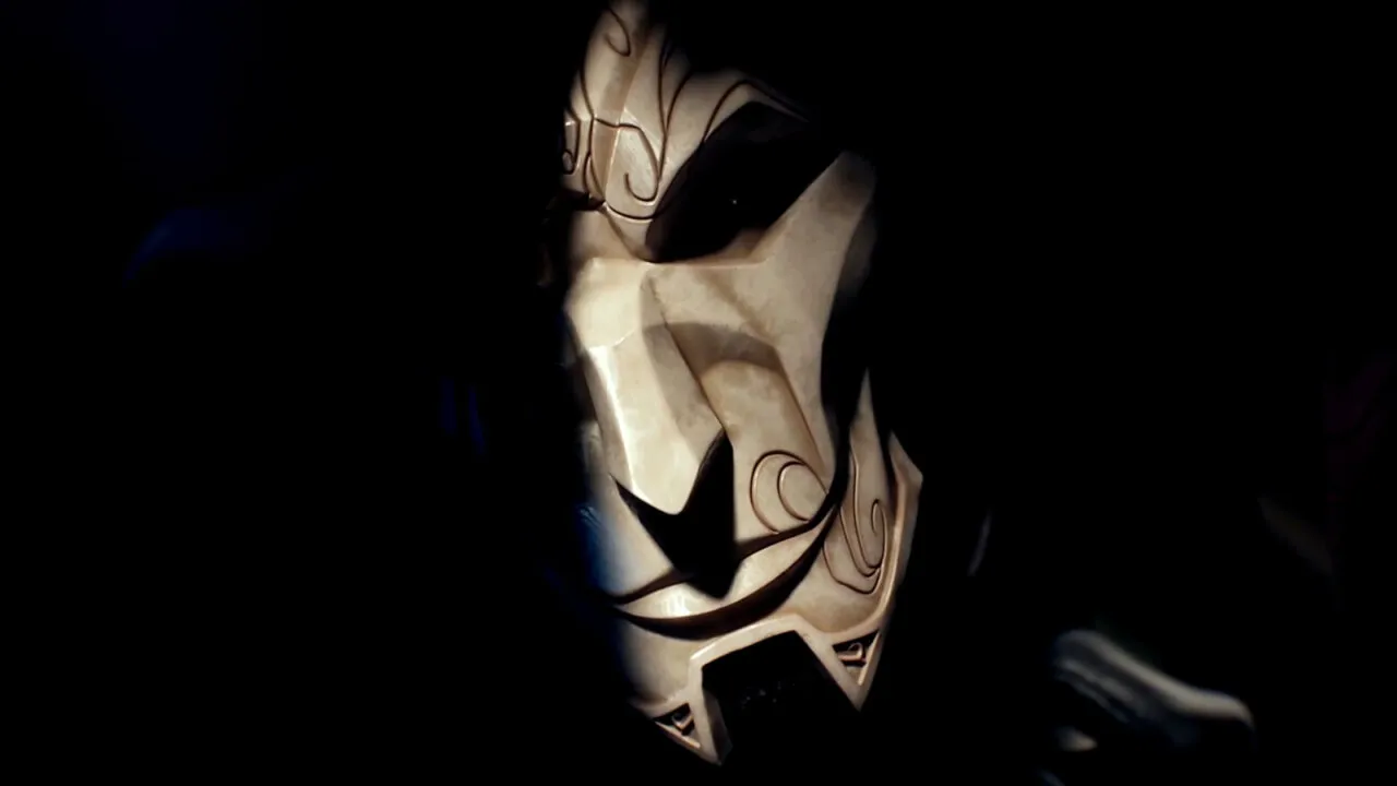 A máscara de Jhin em um ambiente totalmente escuro