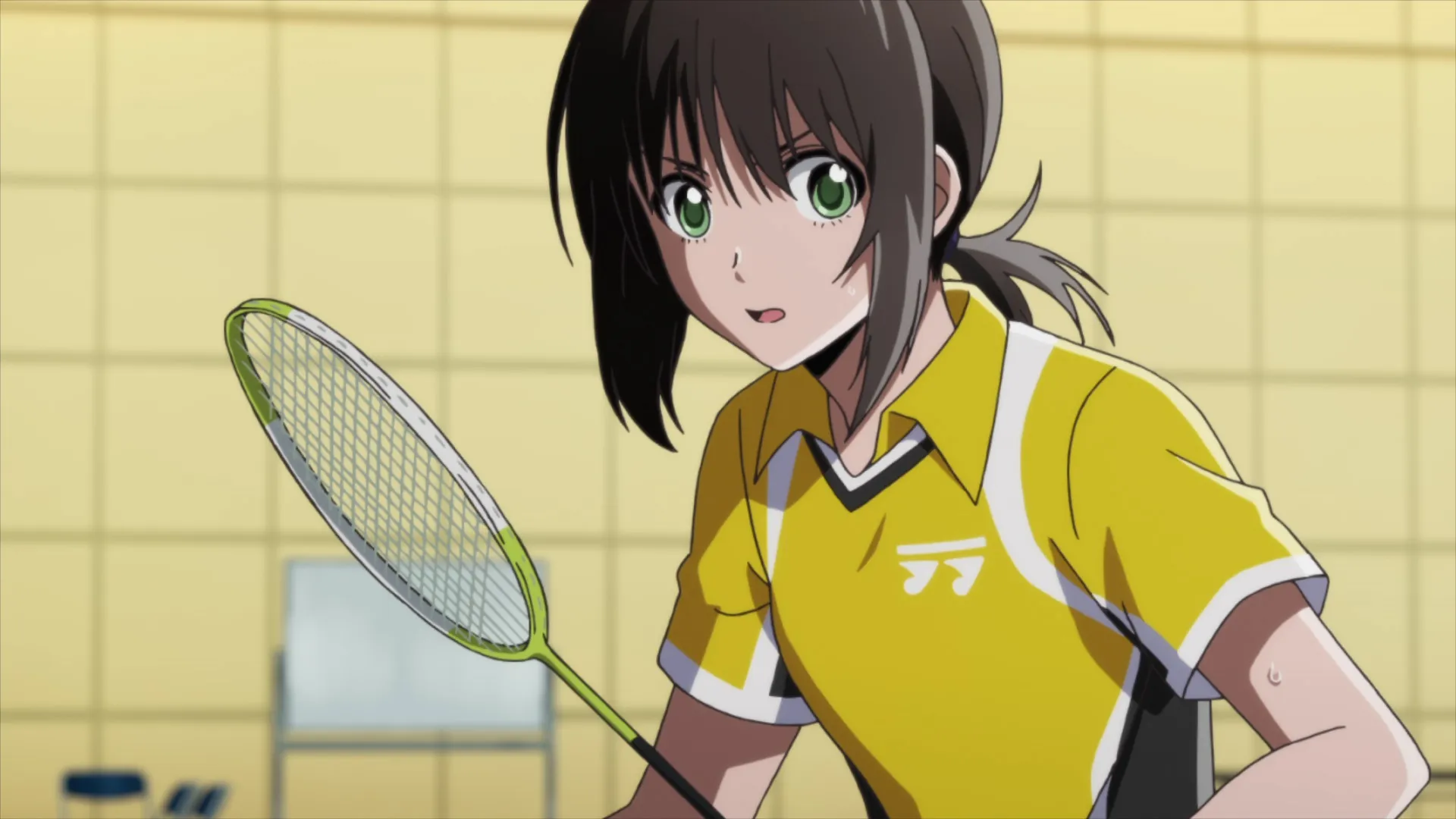 personagem-feminino-de-hanebado-usando-uma-blusa-amarela-e-segurando-uma-raquete-de-badminton