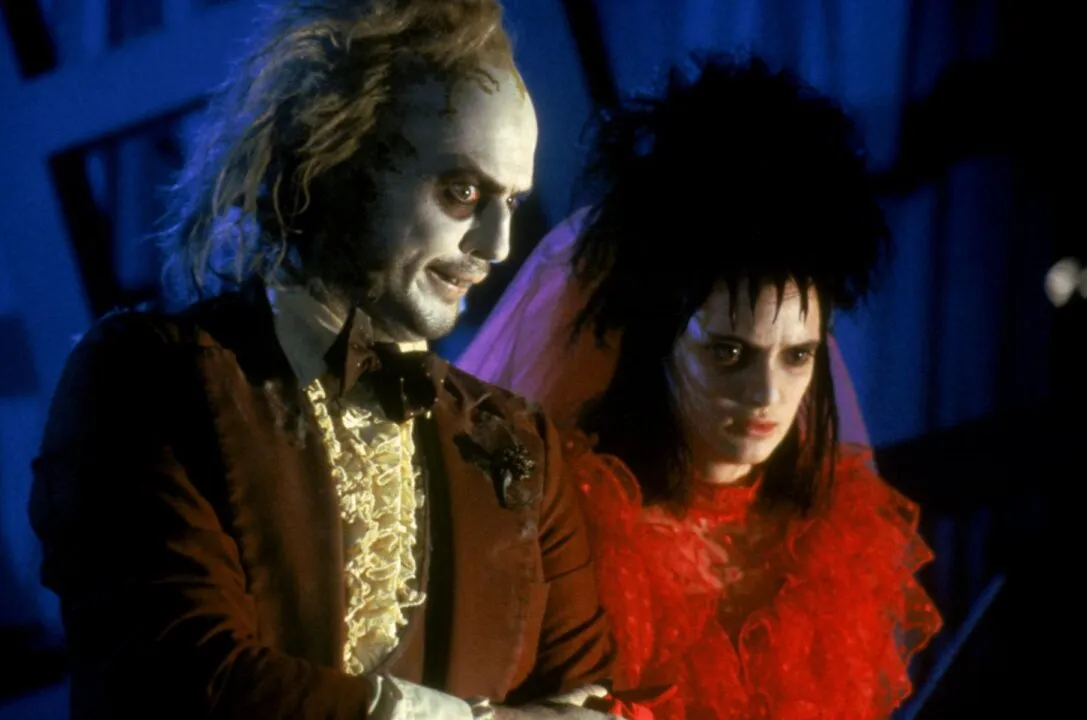 Beetlejuice e Lydia Deetz retornam aos cinemas nesta semana com seus trajes surrados e aparência assustadora.