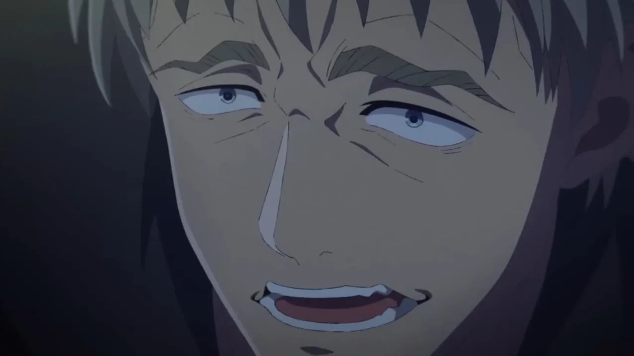 Homem loiro de olhos claros olhando para frente de forma arrogante