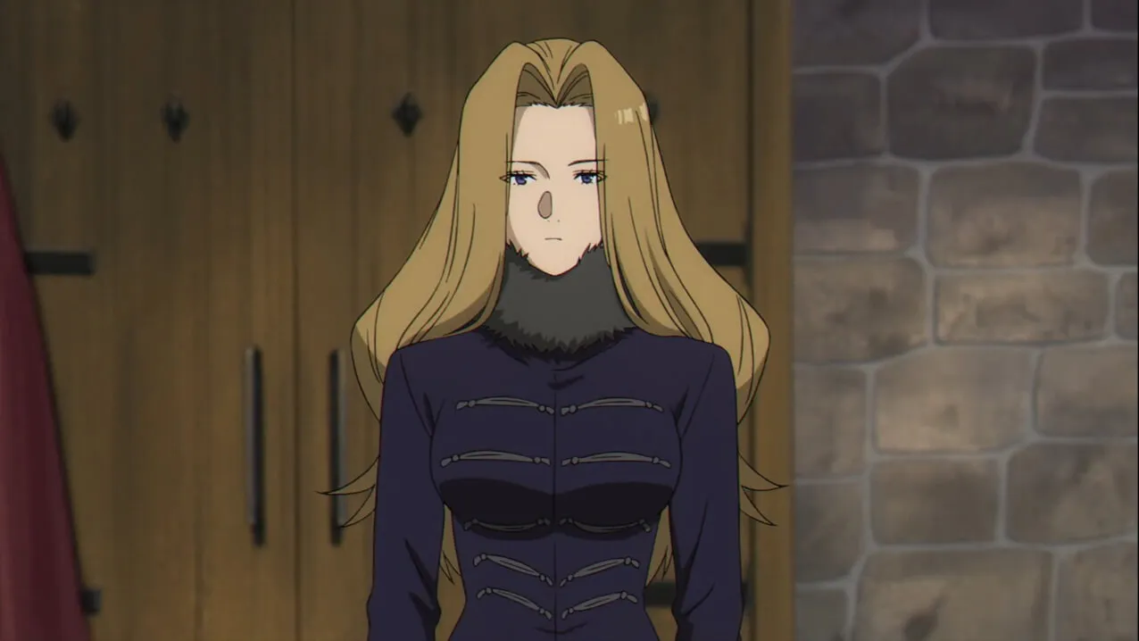 mulher loira olhando para a frente séria