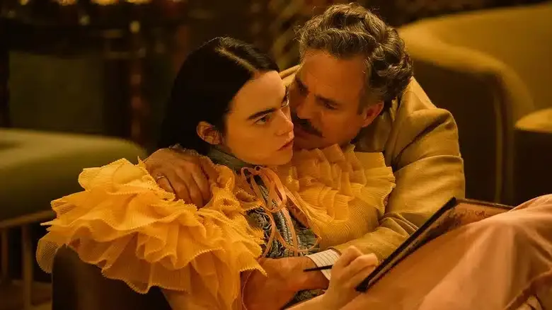 Emma Stone como Bella Baxter e Mark Ruffalo Duncan Wedderburn em Pobres Criaturas