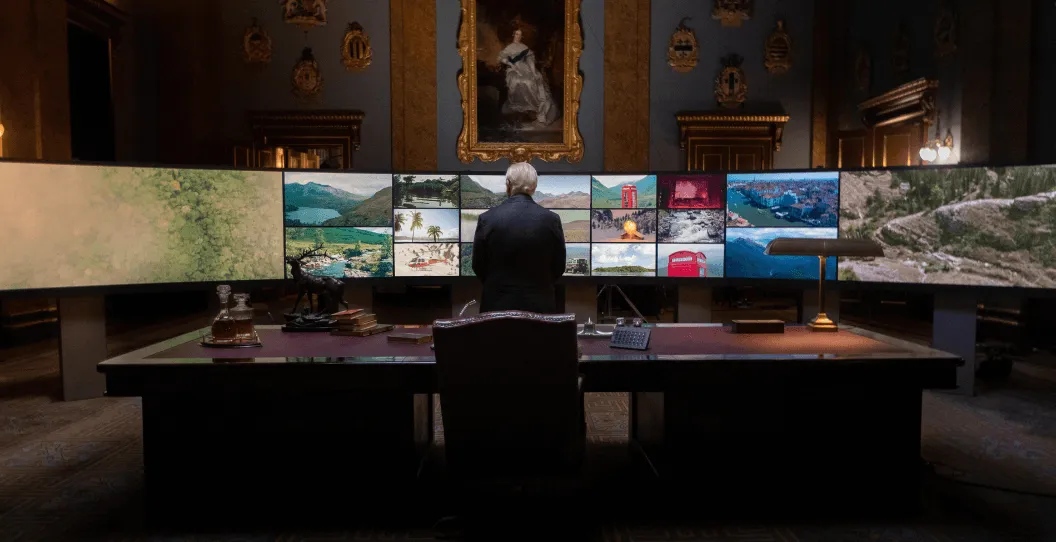  Brian Cox como "O Controlador" em "007: Road to a Milion - Foto: Divulgação/Prime Video