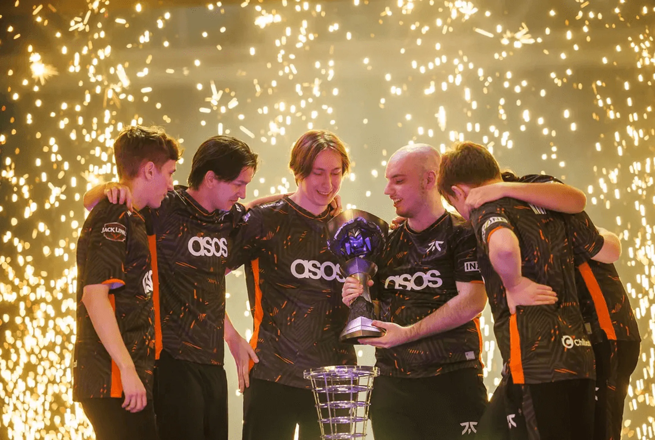 Integrantes da Fnatic, equipe vencedora do orneio Masters Tokyo em 2023