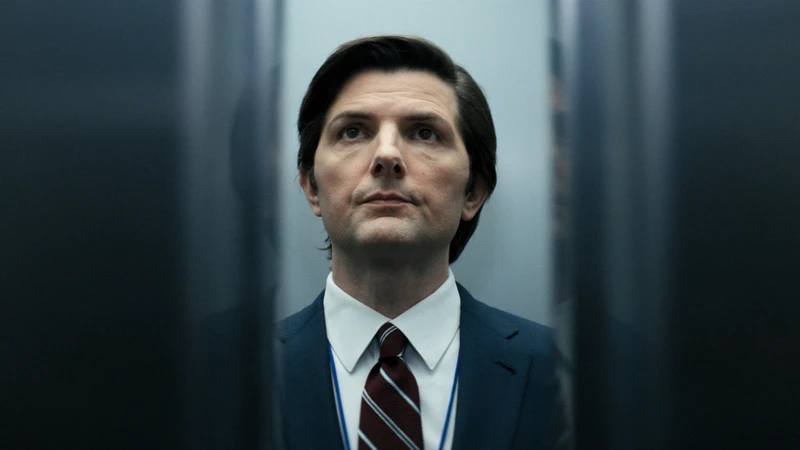 Personagem de Ruptura no elevador, trajando um terno e gravata.