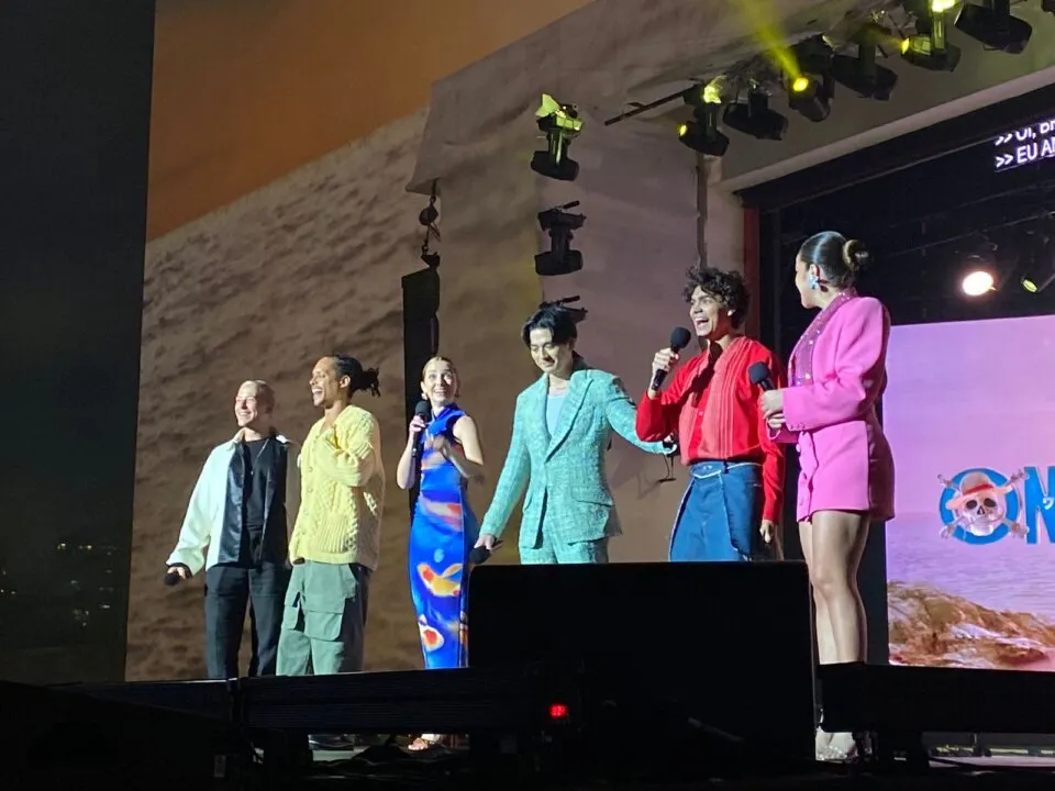 Maísa e o elenco de One Piece no Palco do Tudum 2023 Foto: Karla Beatryz/GeekShip