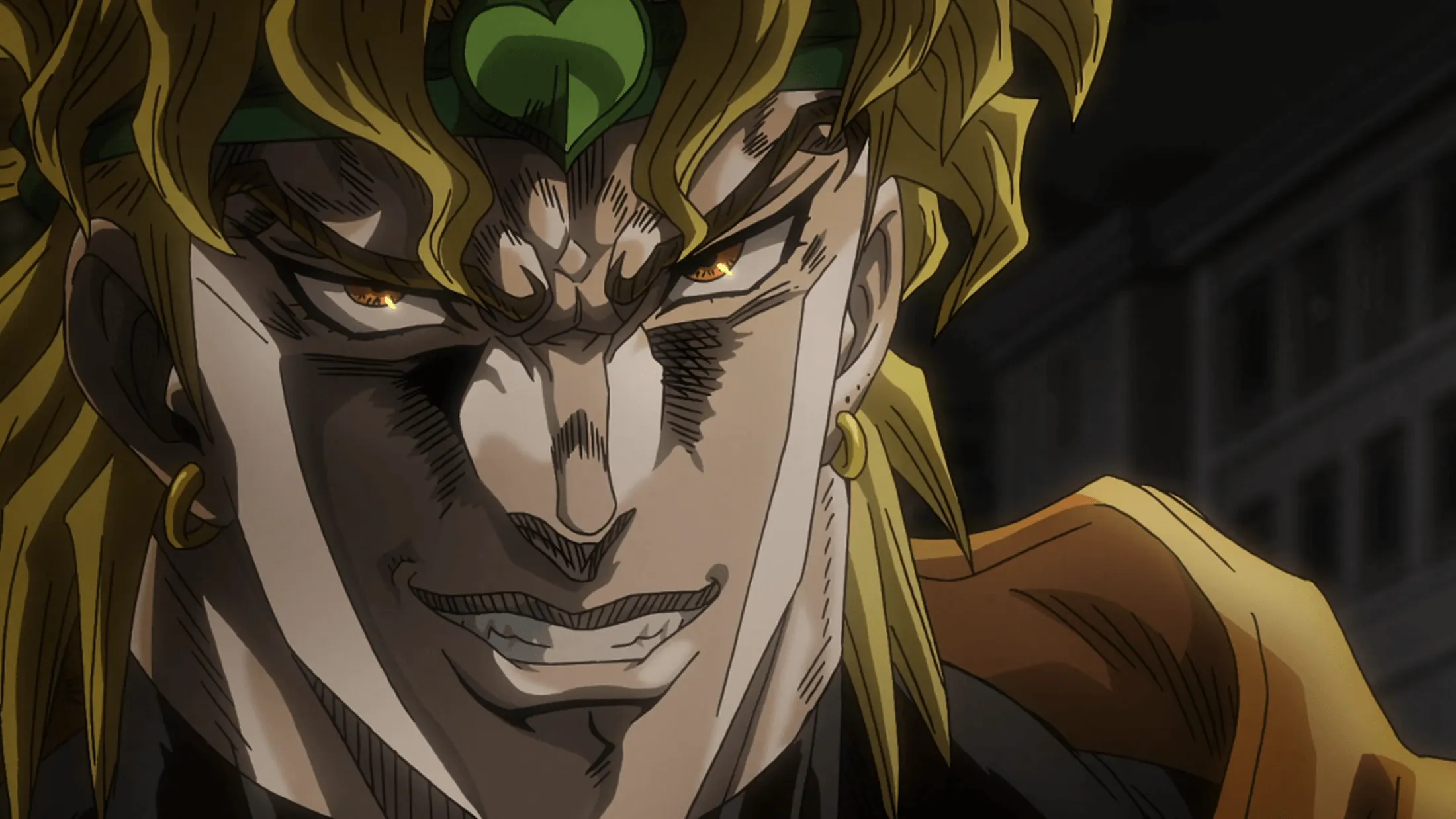 Dio-com-sua-roupa-amarela-sorrindo-com-um-ar-de-crueldade