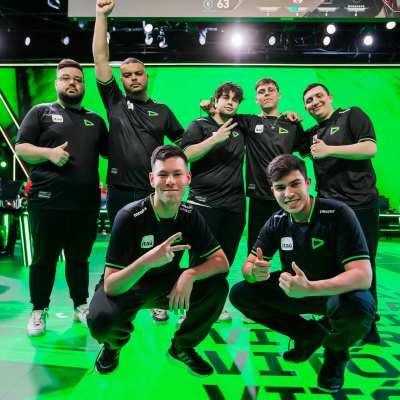 Jogadores da LOUD em grupo, após partida do VCT Americas.