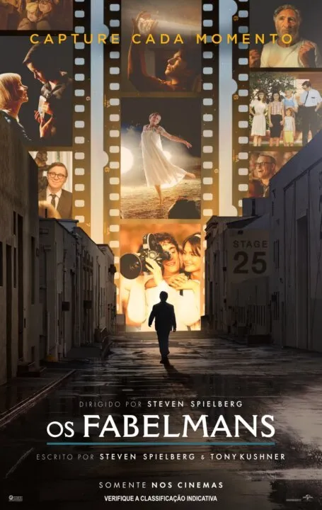 Jovem caminhando em direção a cartazes de filmes. Imagem usada para divulgação do filme "Os Fabelmans"