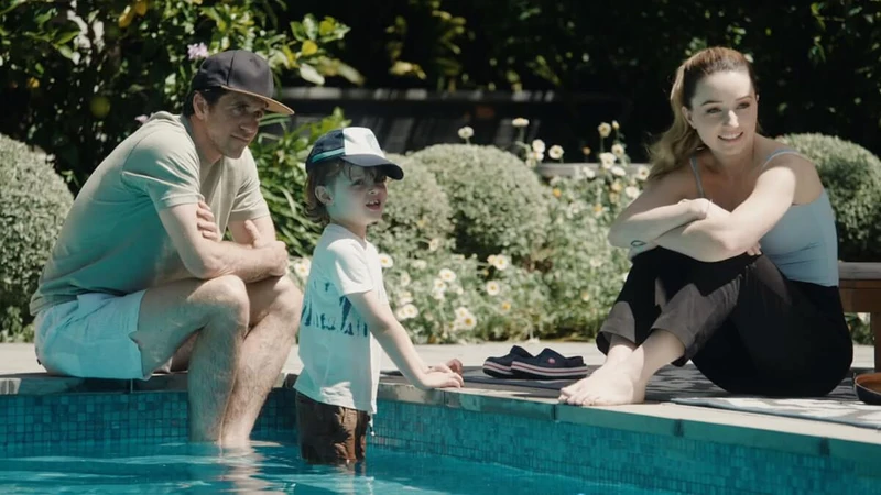 (Da esquerda para a direita) Ashley Zukerman como Clive, Kaitlyn Dever como Belle em Vinagre de Cidra de Maçã. Cr. Cortesia da Netflix © 2024