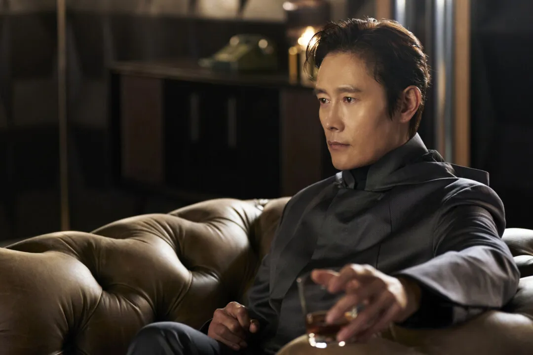  Lee Byung-hun sentado tomando uma bebida