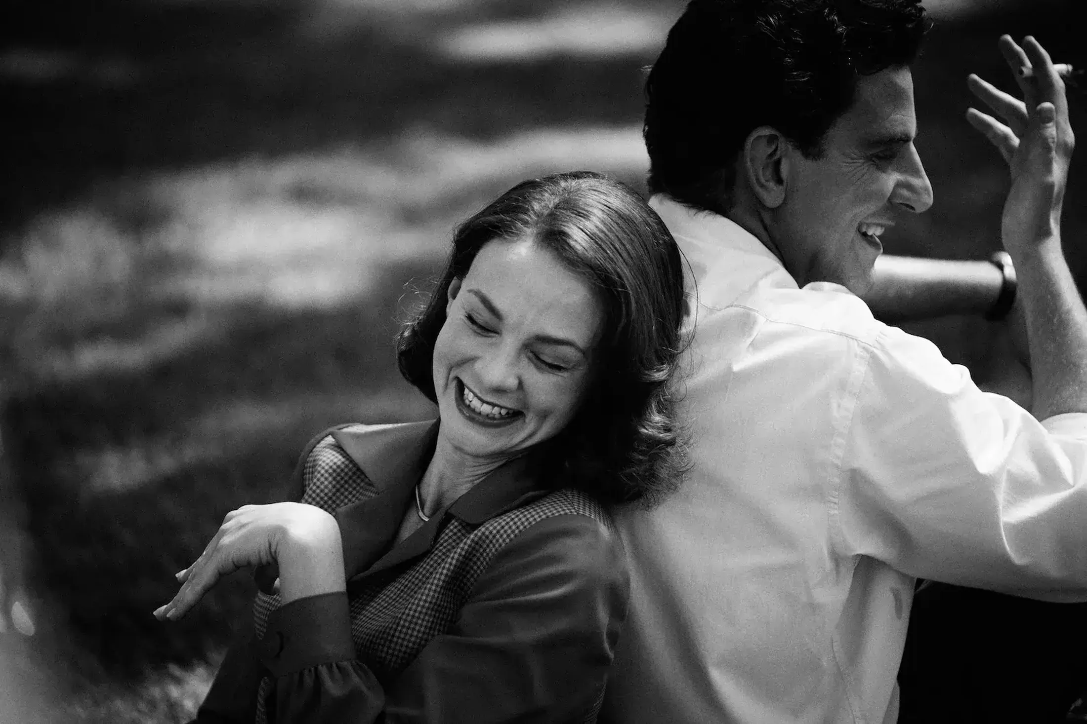 Carey Mulligan como Felicia Montealegre e Bradley Cooper como Leonard Bernstein.