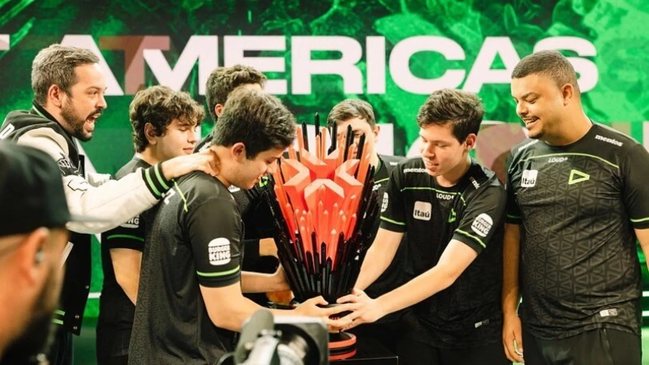 Jogadores da LOUD comemorando o título de campeão do VCT Americas 2023