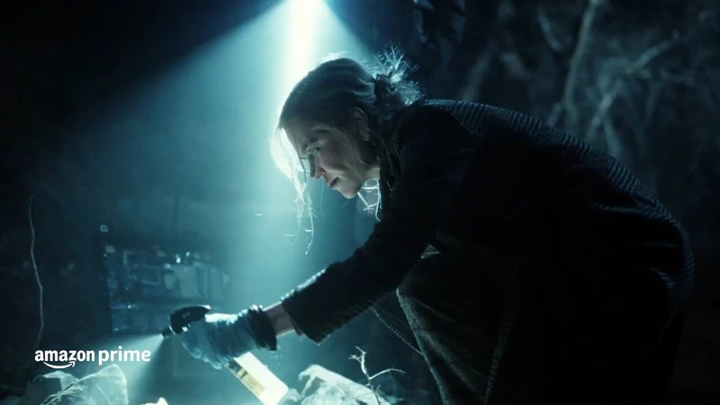 mulher loira abaixada iluminando o chão