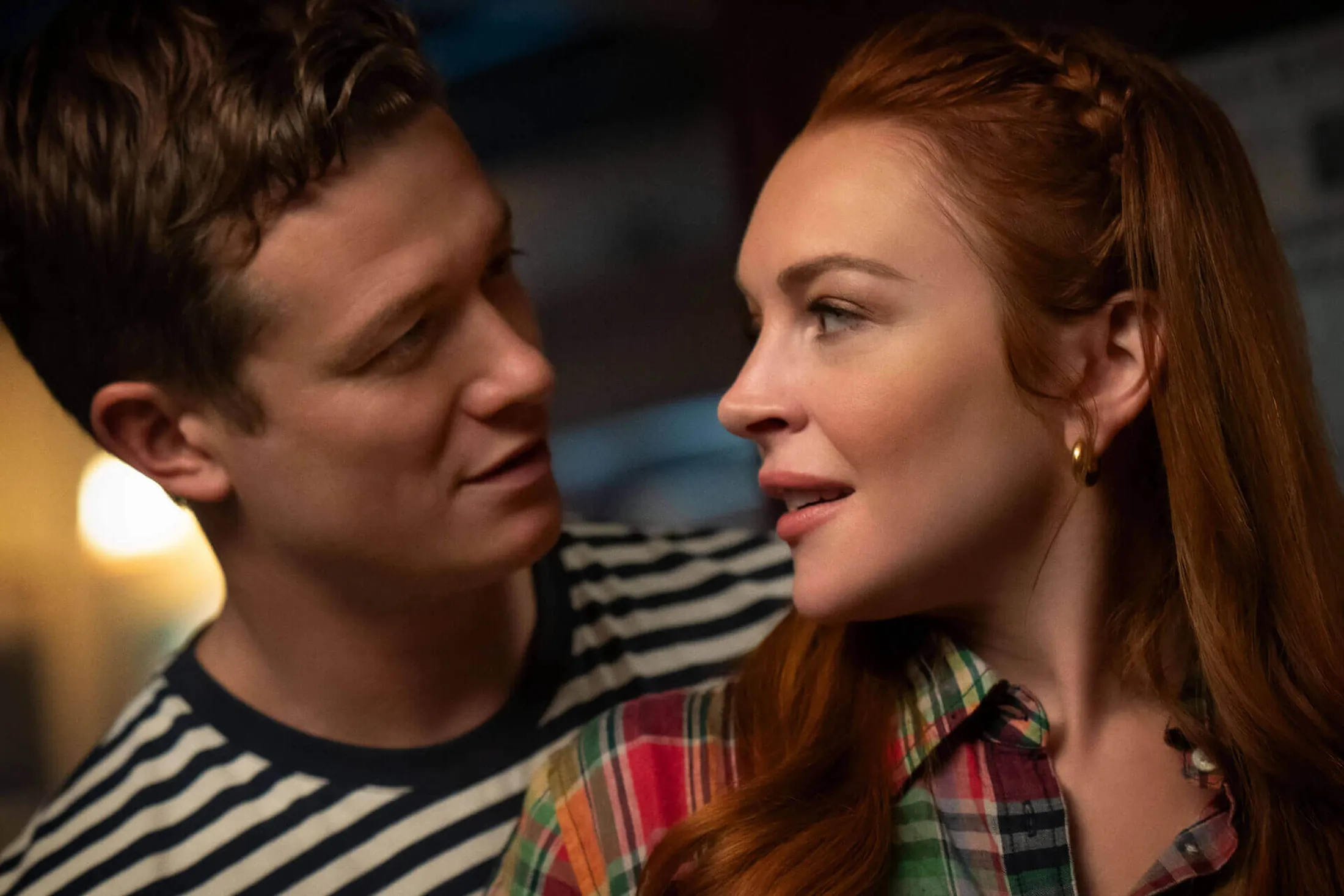 Lindsay Lohan olhando para Ed Speleers com olhar apaixonado