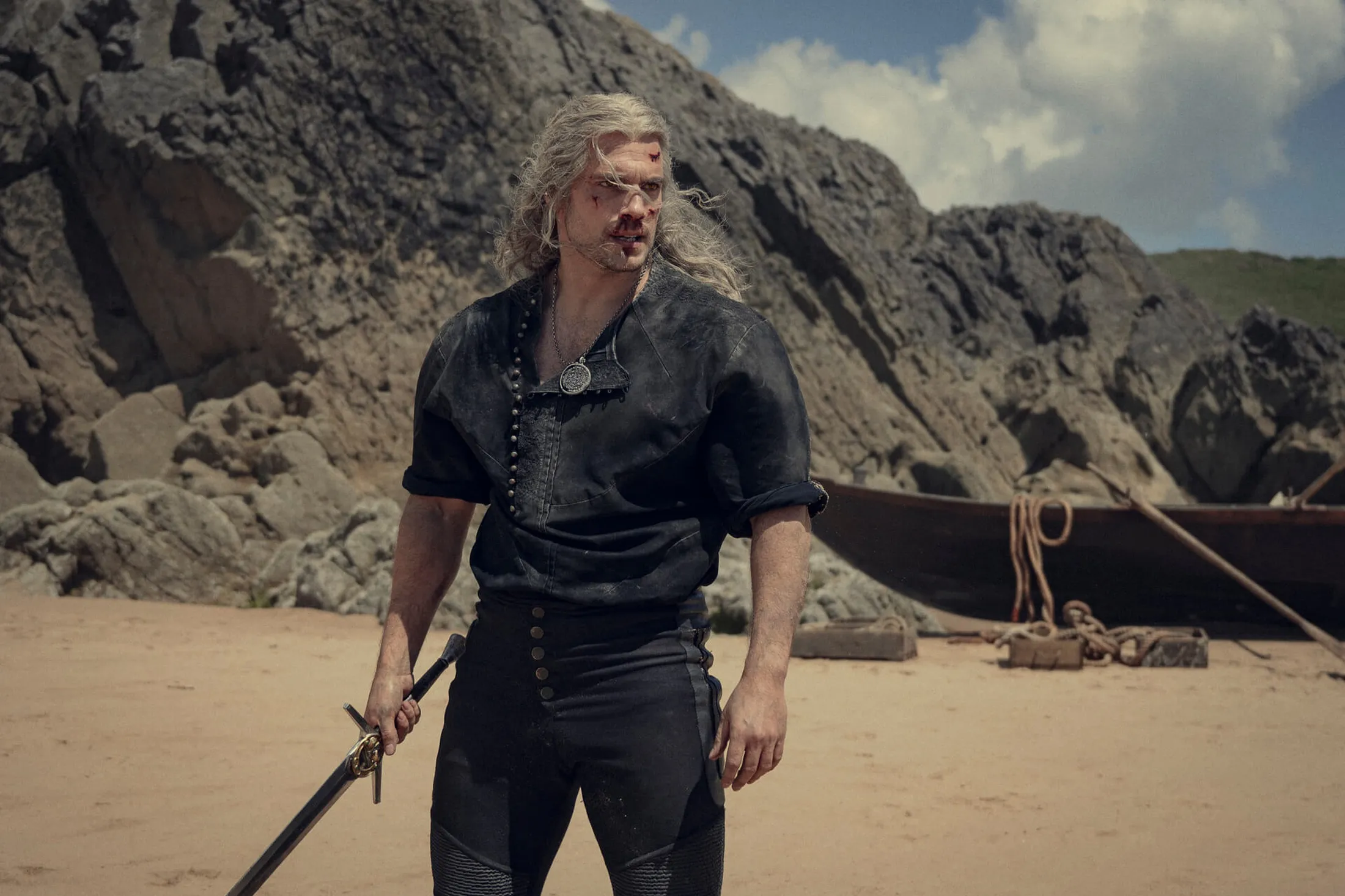 Henry Cavill como Geralt de Rívia empunhando uma espada Foto: Susie Allnutt/Netflix