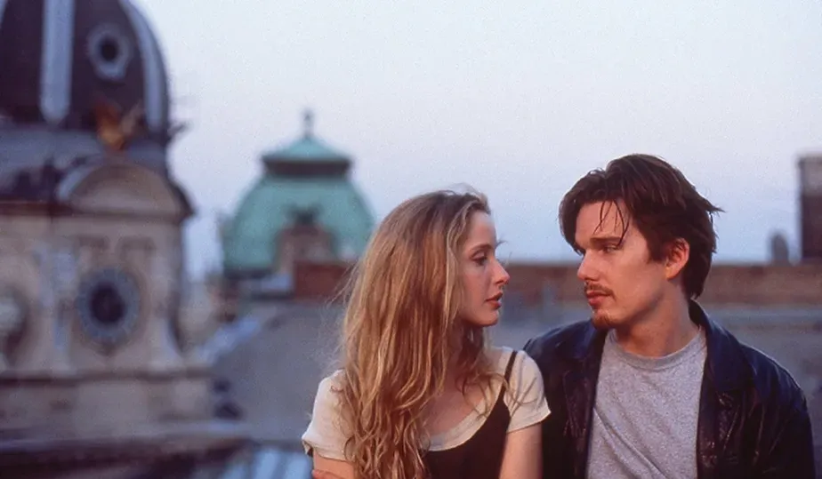 Céline (Julie Delpy) e Jesse (Ethan Hawke) se olhando