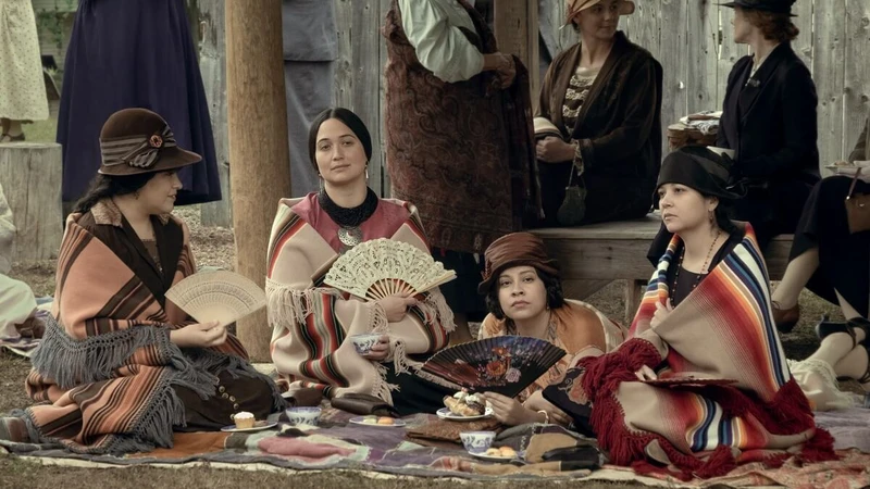 JaNae Collins, Lily Gladstone, Cara Jade Myers e Jillian Dion em “Assassinos da Lua das Flores”, estreia em 20 de outubro de 2023, na Apple TV+. Foto: Divulgação