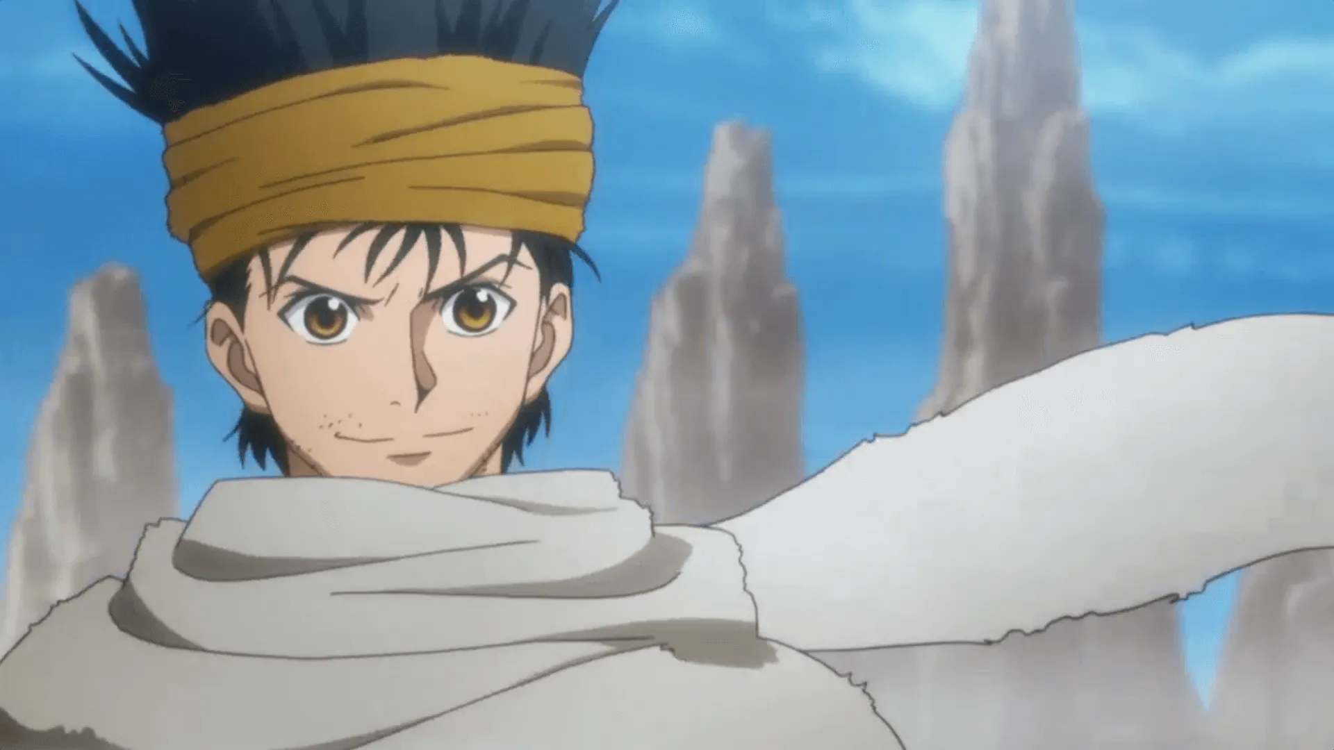 Ging com uma bandana amarela escura sorrindo
