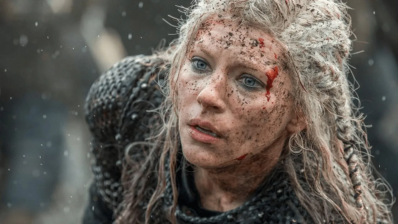 Lagertha começa a ficar abalada por perceber que perderá a luta. Foto: Divulgação