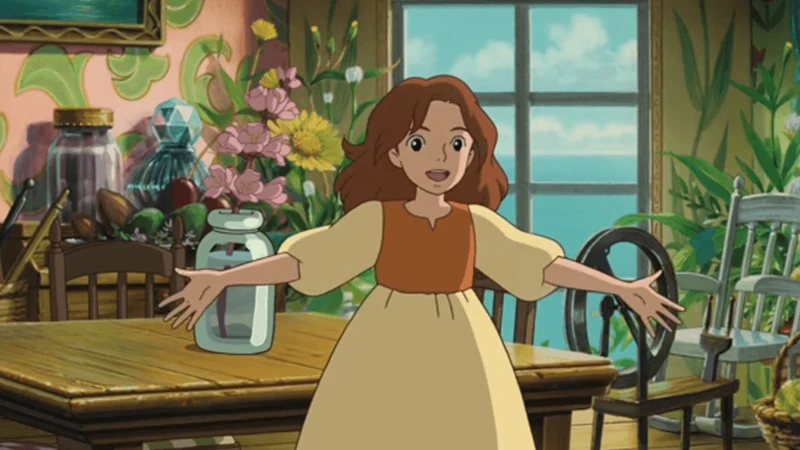 menina de vestido sorrindo de braços abertos