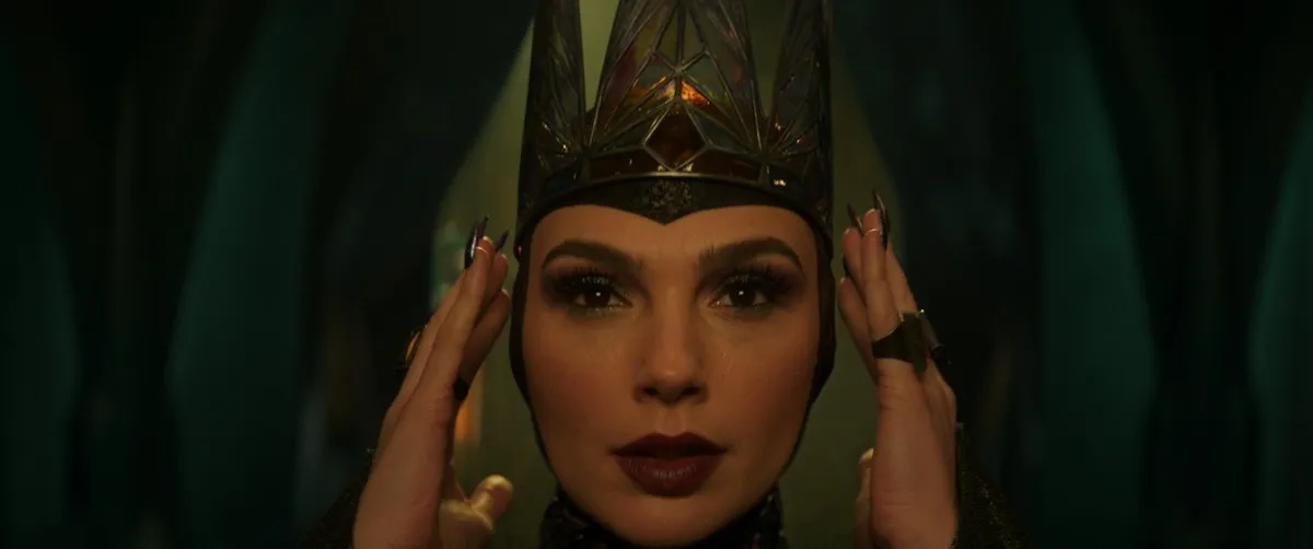 Gal Gadot, como Rainha Má em Branca de Neve