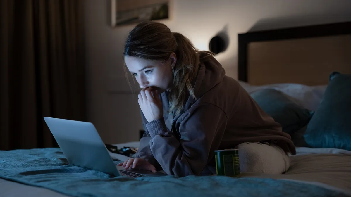 Kaitlyn Dever como Belle na série da Netflix Vinagre de Maçã