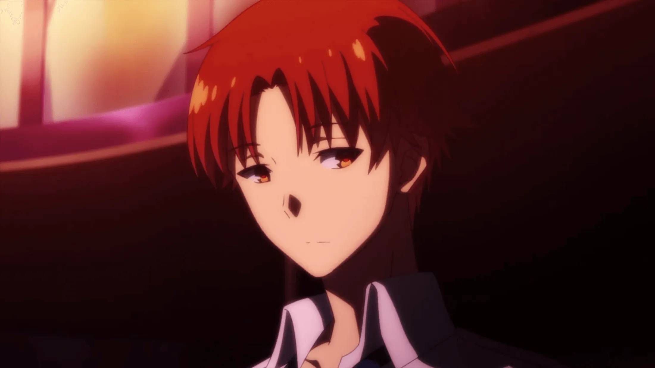 Kiyotaka, em um cenário escuro, olhando para o lado
