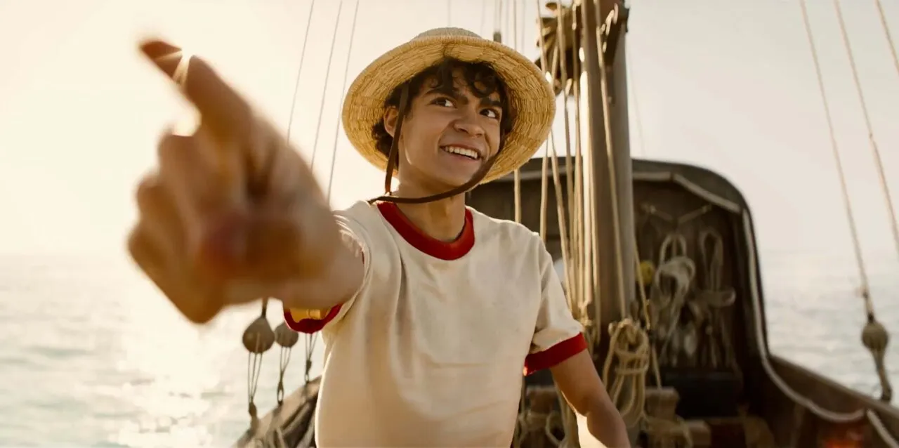 Ator Iñaki Godoy representando luffy de one piece em seu primeiro barco, expressando estar feliz