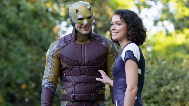 Charlie Cox como Demolidor e Tatiana Maslany como Mulher-Hulk (Foto: Chuck Zlotnick / Marvel Studios)