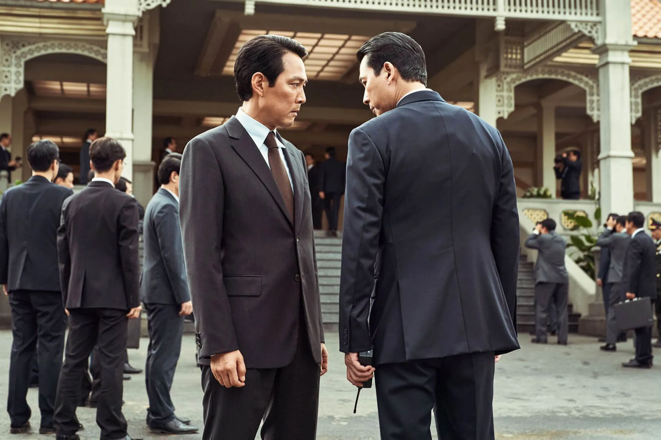 Park Pyong-ho (Lee Jung-jae) e Kim Jung-do (Jung Woo-sung) em Operação Hunt.