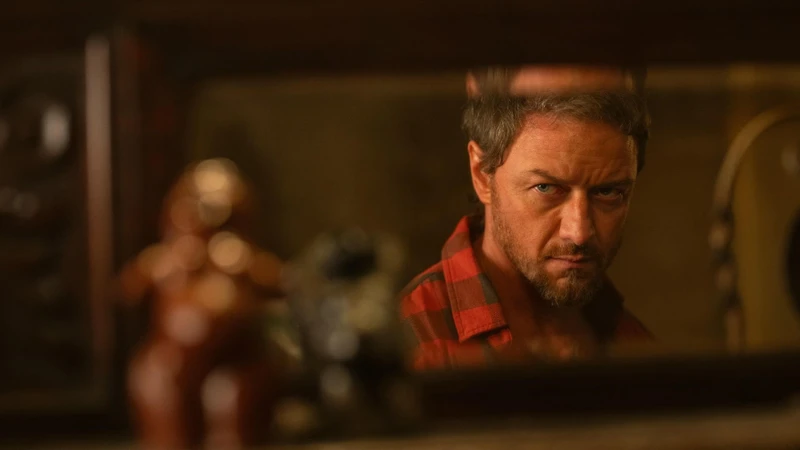 Protagonista de Não Fale o Mal olhando com expressão amedrontante para frente.