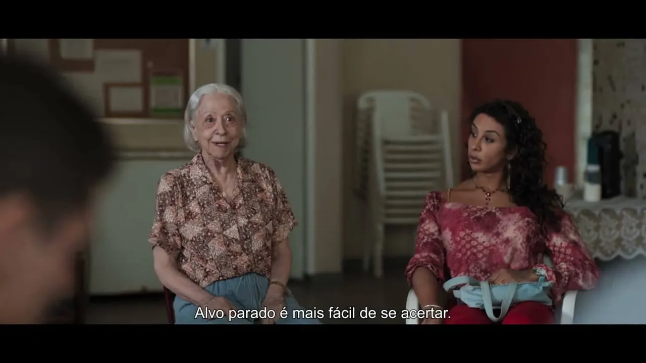 Dona Nina (Montenegro) e Bibiana (Linn da Quebrada) no filme Vitória.