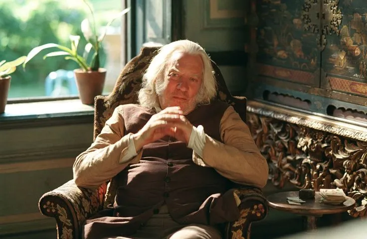 Donald Sutherland como Sr. Bennet em Orgulho e Preconceito