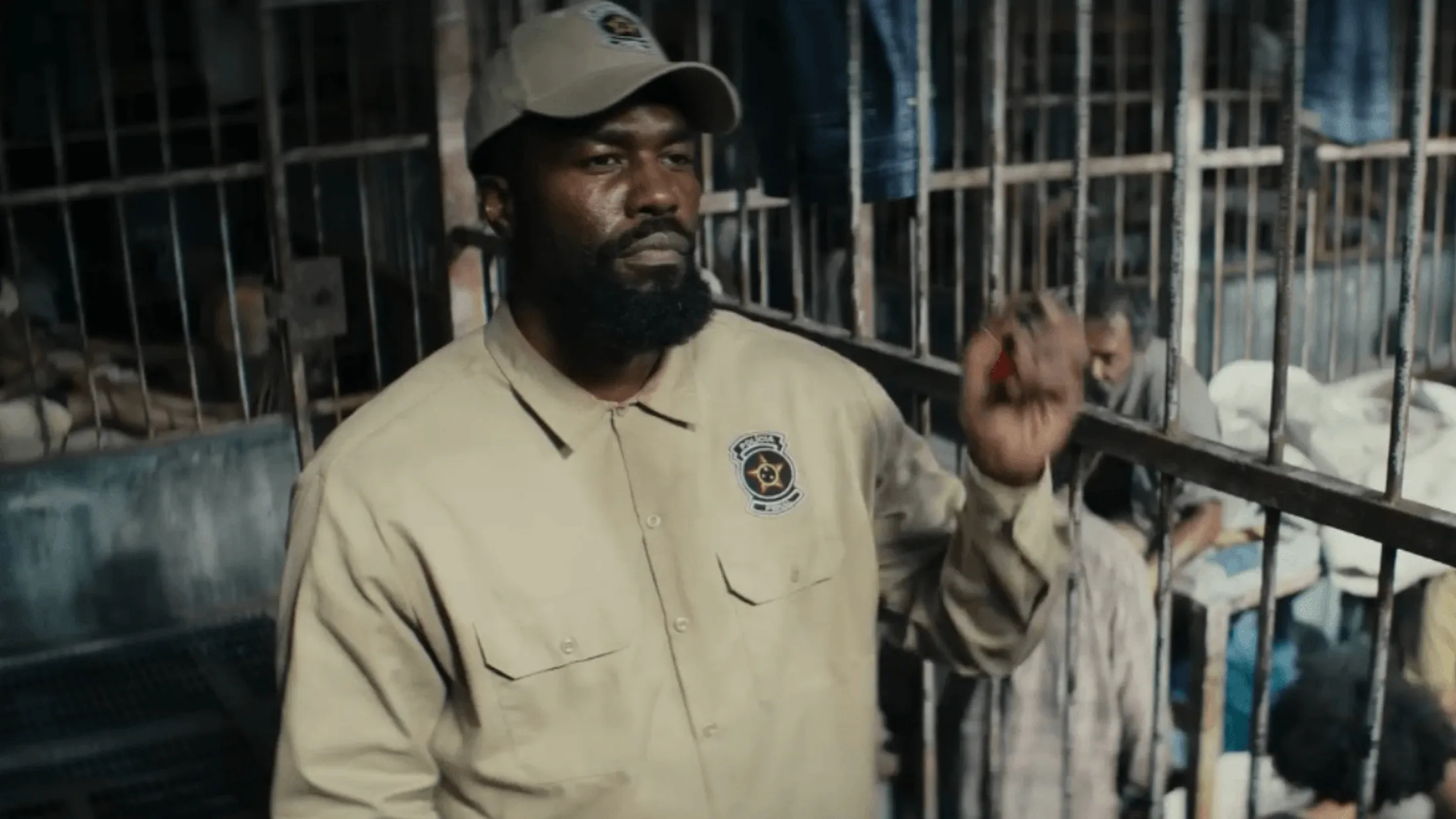 homem de casaco e boné com semblante de bravo levantando a mão