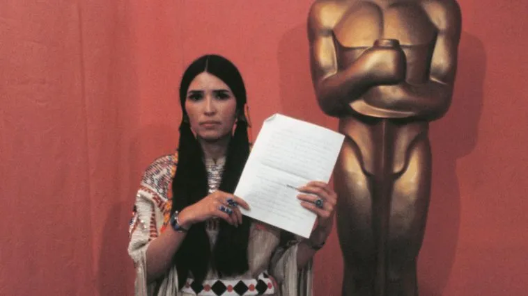  Marlon Brando recusou subir ao palco para receber o prêmio e, em vez disso, enviou a indígena Sacheen Littlefeather para representá-lo.