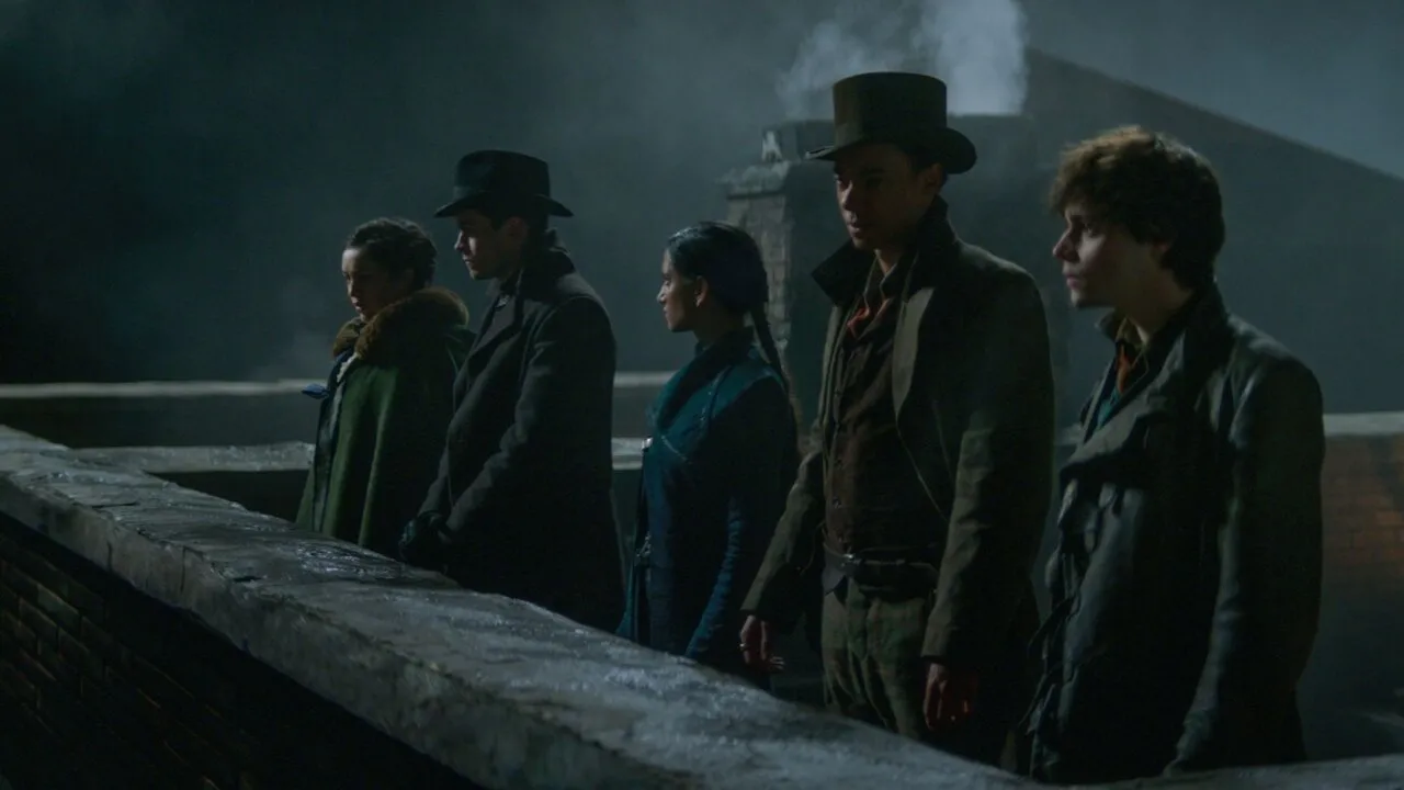 Nina, Kaz, Inej, Jesper e Wylan, reunidos no telhado de um prédio, na segunda temporada de Sombra e Ossos - Foto: Divulgação/Netflix