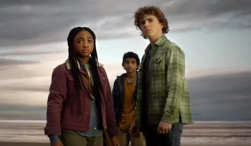 Walker Scobell como Percy Jackson, Leah Jeffries como Annabetch Chase e Aryan Simhadri como Grover Underwood. Foto: Divulgação | Disney