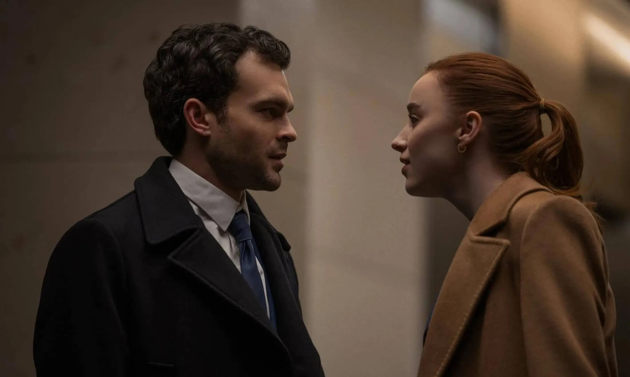 Alden Ehrenreich e Phoebe Dynevor em 'Jogo Justo