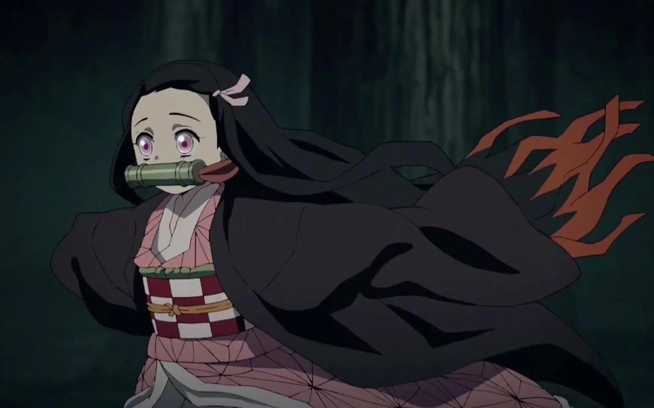 nezuko com snague na testa e fora de controle tentando atacar tanjiro e mordendo o cabo de um machado