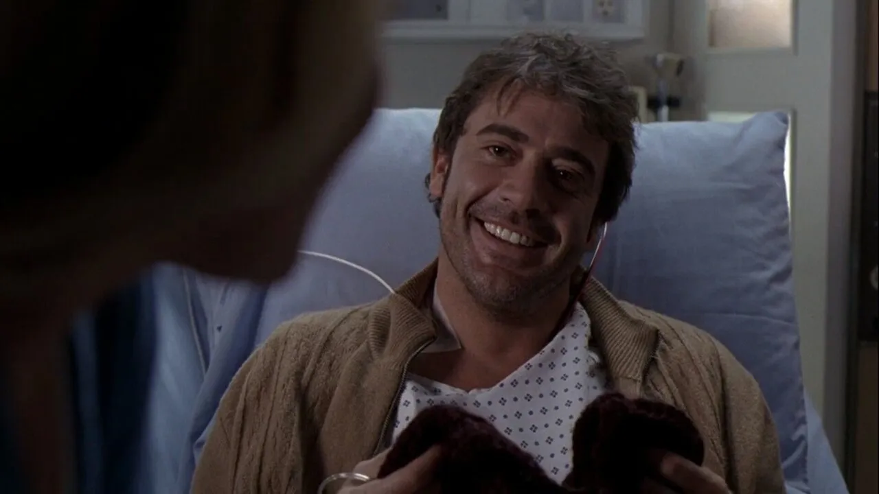 Personagem de Grey's Anatomy sorridente.