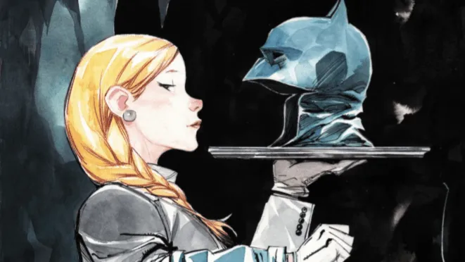 Mulher loira com semblante sério segurando bandeja com máscara do Batman
