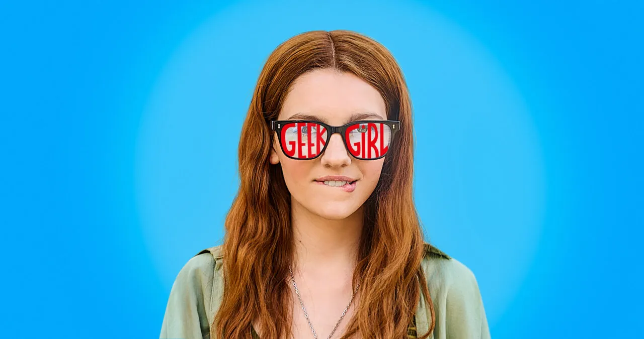 imagem de uma garota ruiva mordendo os lábios, com a frase geek girl na lente do óculos